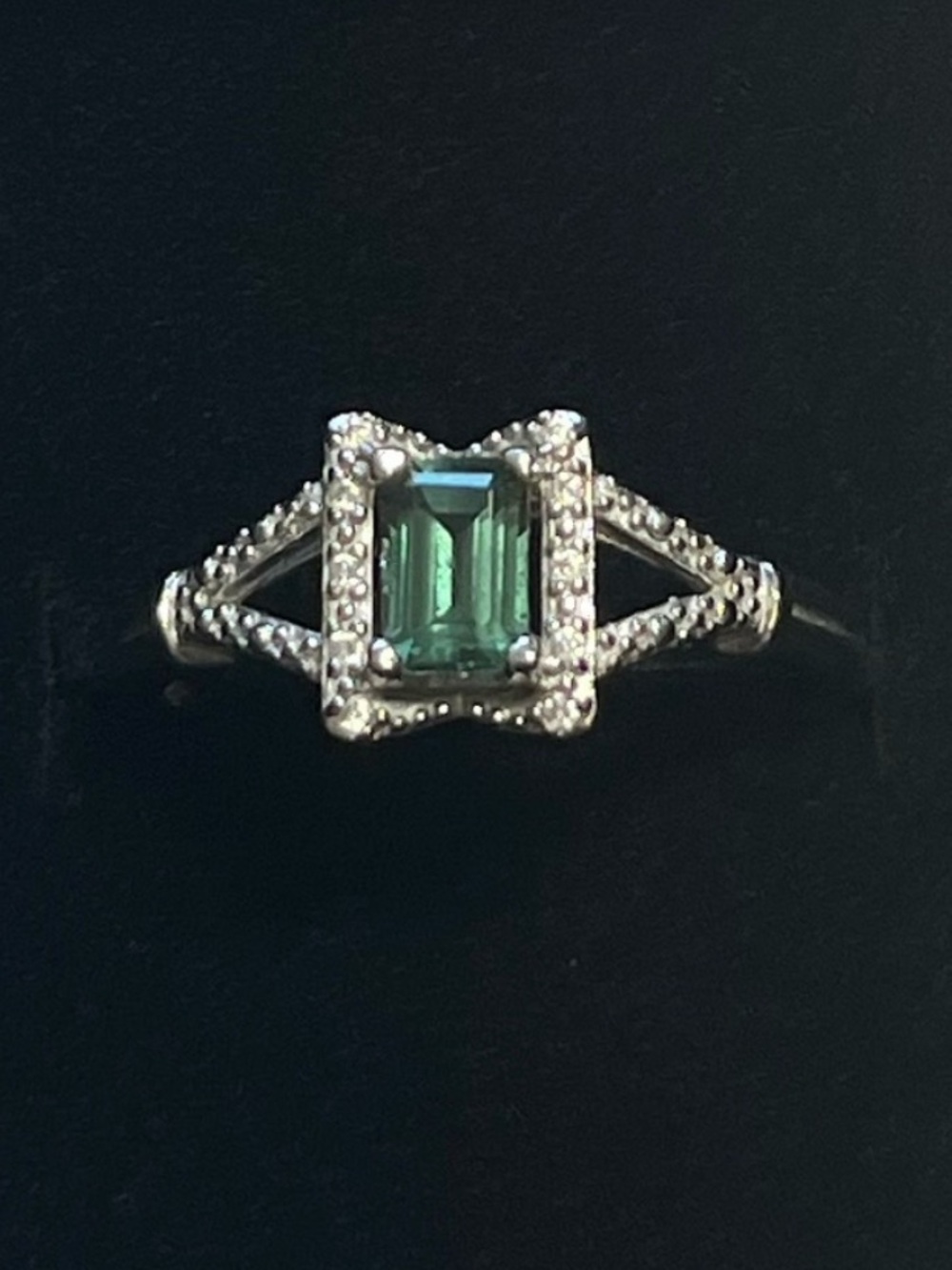 Sterling silver ring with green stone. 925